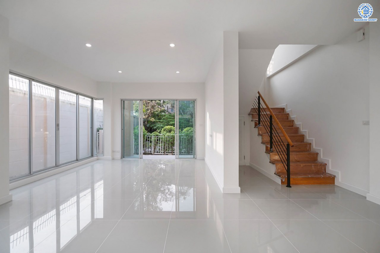 บ้านมือสองตกแต่งใหม่ โครงการ ไลฟ์บางกอกบูเลอวาร์ด ปิ่นเกล้า-เพชรเกษม เนื้อที่กว้างกว่า 52.5 ตร.ว ฟังก์ชัน 3 ห้องนอน 3 ห้องน้ำ 2 ที่จอดรถ บนทำเลศักยภาพ ติดถนนพุทธมณฑลสาย4 เหมาะสมกับทุกครอบครัว ใกล้แหล่งช้อปปิ้ง "เซ็นทรัล ศาลายา" รถไฟฟ้าสายสีน้ำเงิน "สถานีหลักสอง" และจุดขึ้นทางด่วน "ศรีรัช-วงแหวน"